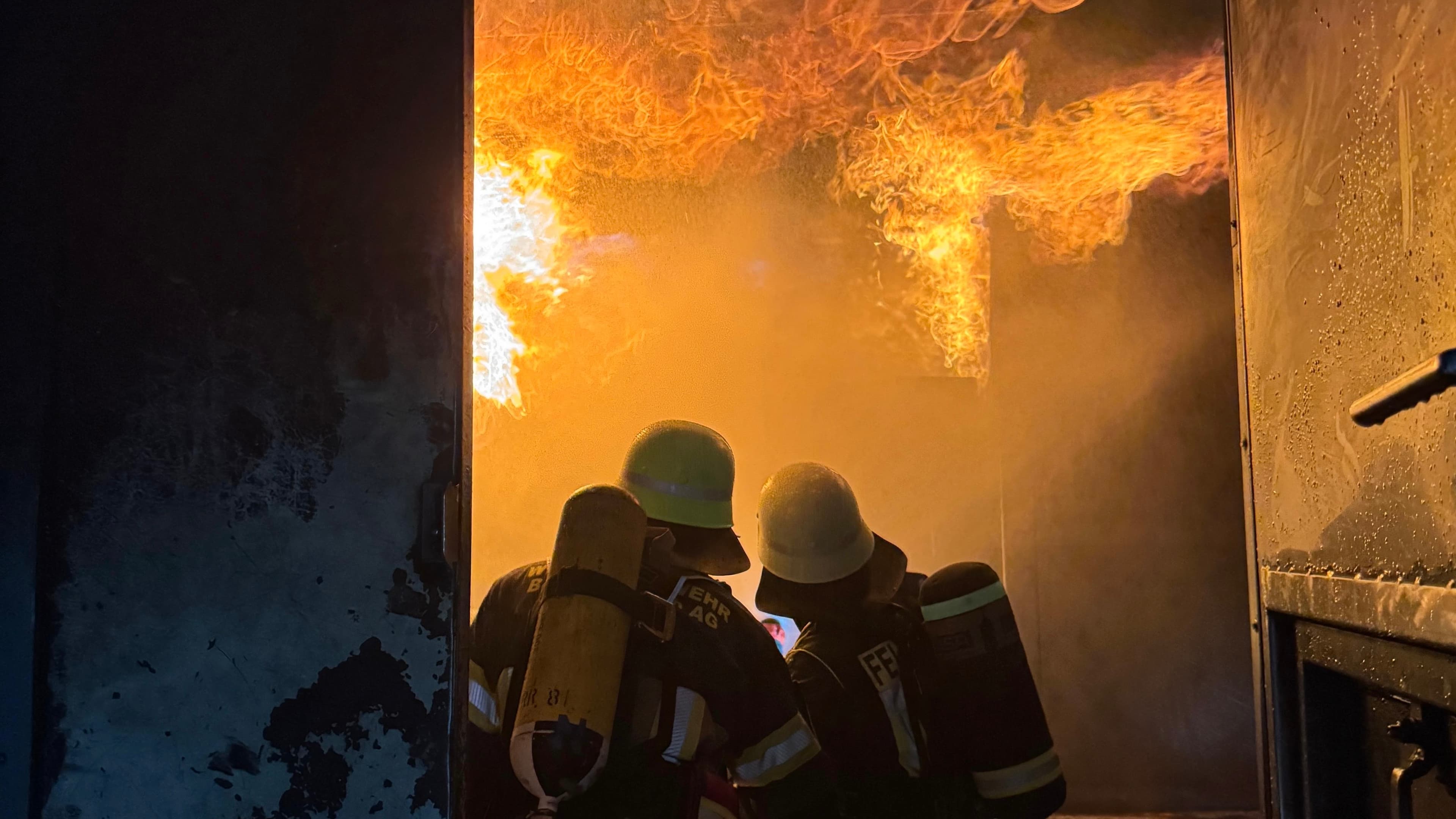 Feuerwehr im Innenangriff bei starker Brandentwicklung